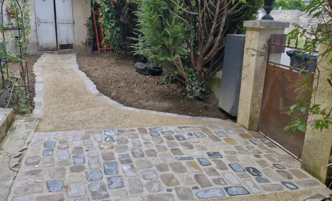 Création d'une passerelle en béton lavé avec des pavés de Paris , Soissons, SANTOS Rénovation